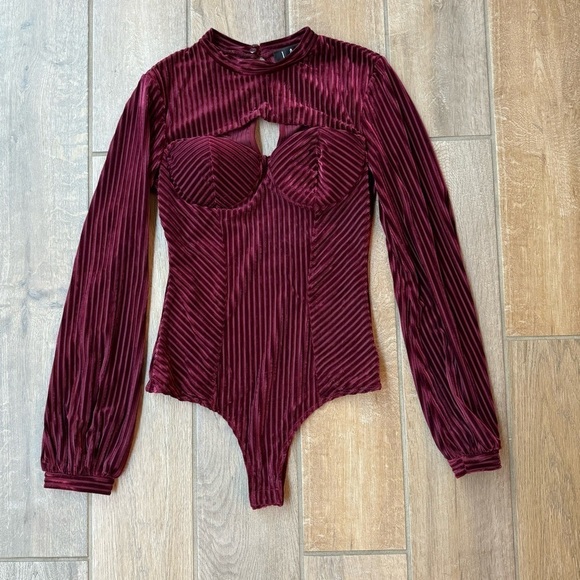 NEW Lulus Women’s Always Alluring Velvet Striped Bodysuit Cutout Burgundy Small - Picture 2 of 7